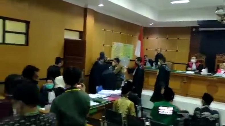 Pengunjung Sidang Teriak Takbir, Terdakwa Penista Agama M Kace Pingsan