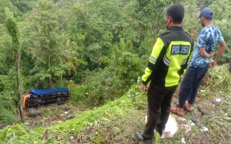 Rem Blong, Tronton Bermuatan Jagung 26 Ton Terjun ke Jurang Sedalam 50 Meter