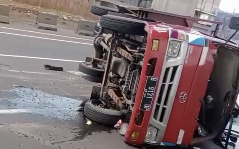 Truk Bermuatan Kaca Terguling di Tol Japek Bekasi, Kemacetan Tak Terhindarkan