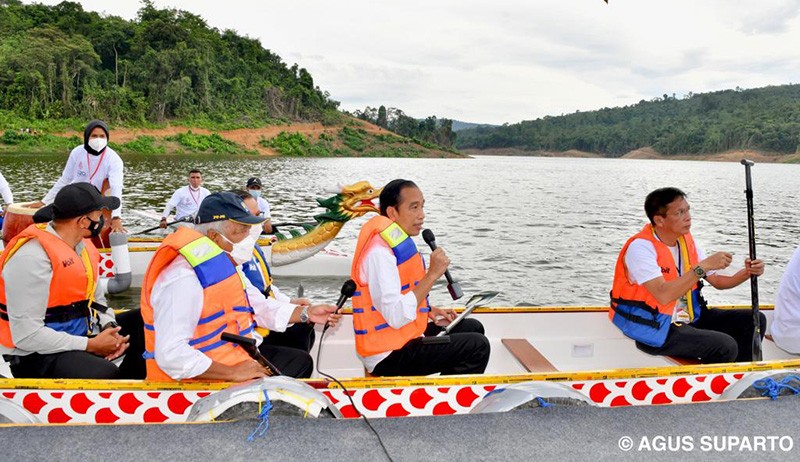Resmikan Bendungan Ladongi di Sultra, Jokowi Dayung Perahu Naga Bersama Para Menteri