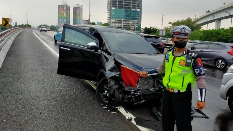 Pengemudi Hilang Kendali, Kijang Innova Kecelakaan di Tol Dalam Kota KM 13.400 Arah Semanggi