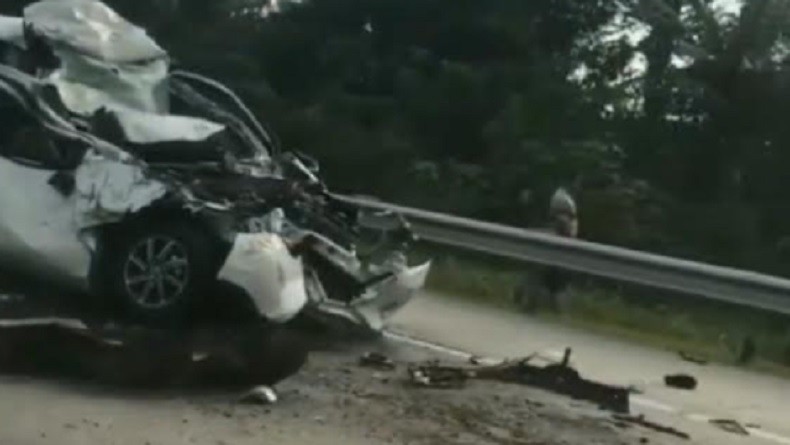 Toyota Calya Ringsek Kecelakaan di Tol Jagorawi, Korban Dievakuasi ke RS