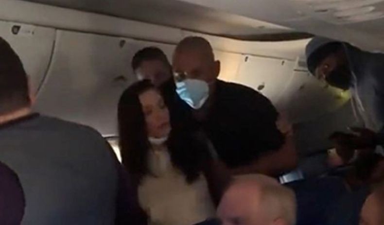 Heboh, Penumpang Cantik Ini Ngamuk Tampar dan Ludahi Pria Tak Pakai Masker di Pesawat