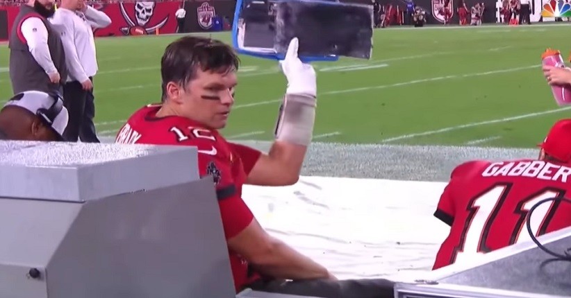 Tom Brady Hancurkan Microsoft Surface, NFL Peringatkan agar Tak Diulangi