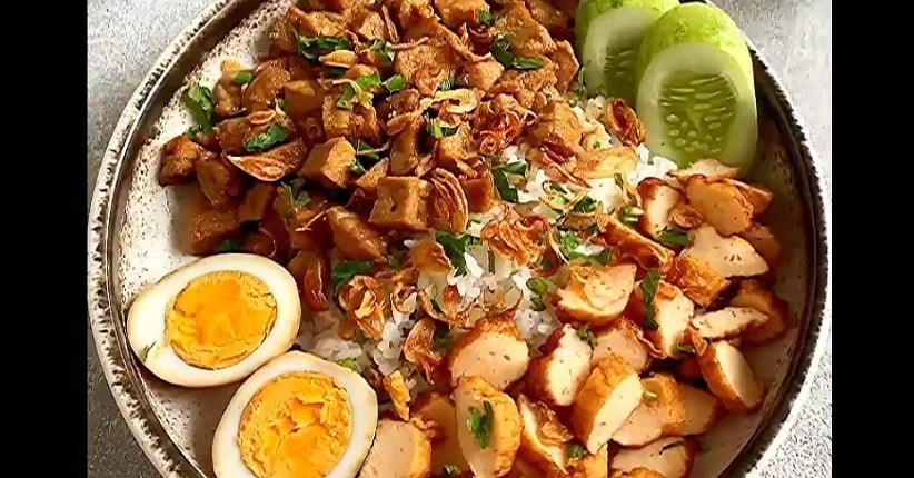 Gurihnya Nasi Bakmoy Ayam, Begini Cara Membuatnya