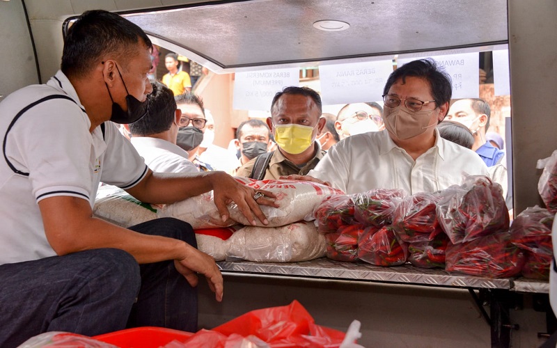 Tinjau Operasi Pasar di Bogor, Menko Airlangga: Pemerintah Terus Berupaya Stabilkan Harga