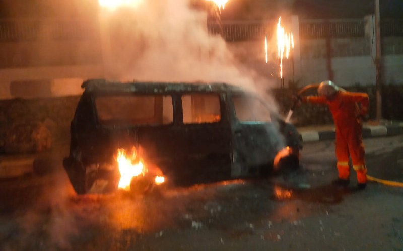 Angkot Terbakar di Cilandak KKO, Diduga karena Korsleting Listrik