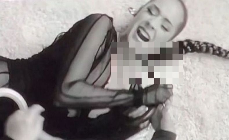 Serem, Penyanyi R&B Ini Digigit Ular saat Syuting Video Klip