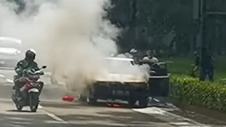 Mobil Mazda Lawas Terbakar di Serpong, Pengendara di Belakangnya Panik