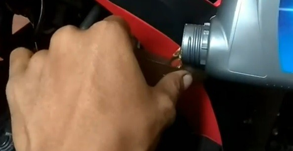 Tips Membedakan Oli Asli atau Palsu, Ini yang Harus Anda Periksa