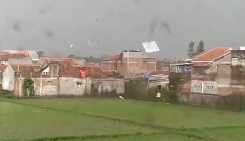 Ngeri, Angin Puting Beliung Terjang Rancaekek Bandung, Atap Rumah Beterbangan 