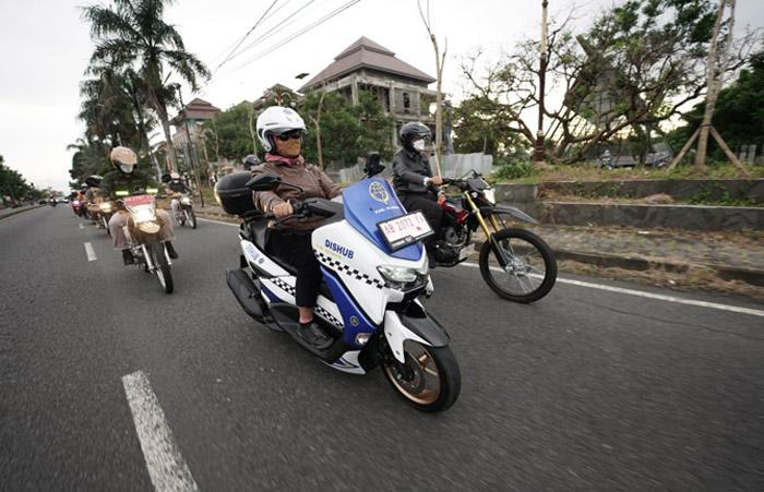 Bergaya Seperti Biker, Bupati Sleman Kustini Pantau Pospam Nataru Kendarai Motor