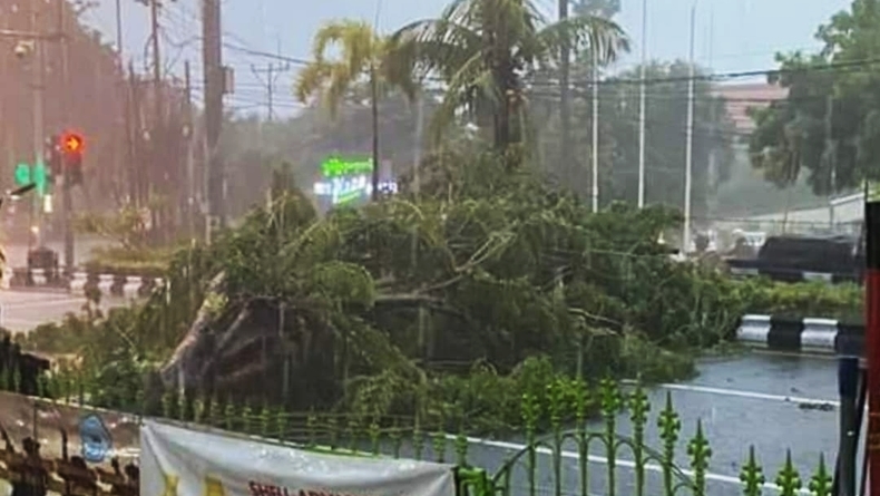 Hujan Lebat Guyur Bali Jelang Tahun Baru, Wisatawan di Kuta Kocar-kacir 