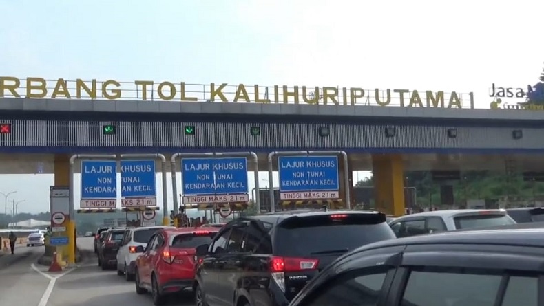 H-1 Tahun Baru, Arus Kendaraan di Gerbang Tol Kalitama 1 Purwakarta Padat 