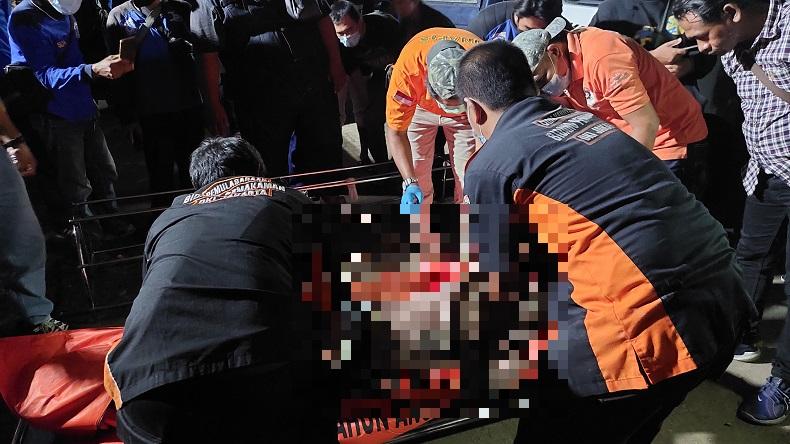 Jelang Malam Tahun Baru, Warga Grogol Malah Temukan Mayat Pria Mengambang di Kolam Olakan