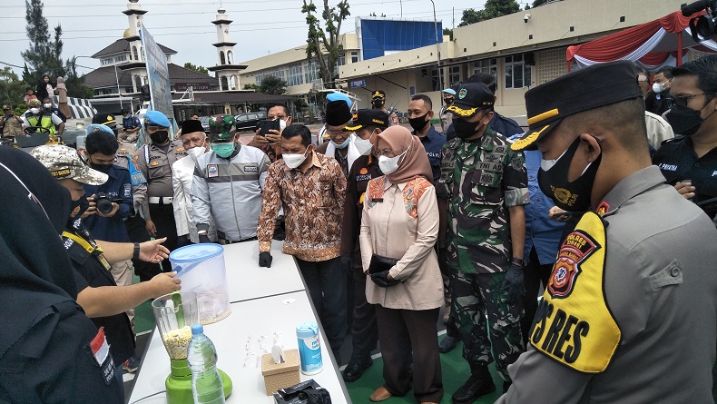 Perangi Narkoba, Kapolres Cimahi Blender Ribuan Obat Terlarang