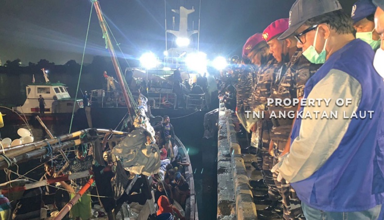 TNI AL Serahkan Ratusan Pengungsi Rohingnya ke UNHCR