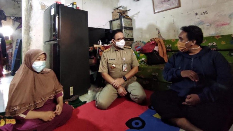 Momen Haru Anies Bertemu Orang Tua Anak yang Meninggal Korban Banjir di Kembangan