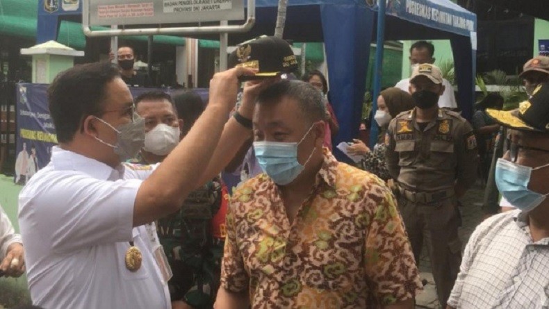 Aktif Sukseskan Vaksinasi Covid-19, Dua Ketua RW di Sunter Agung Dapat Hadiah Topi dari Anies