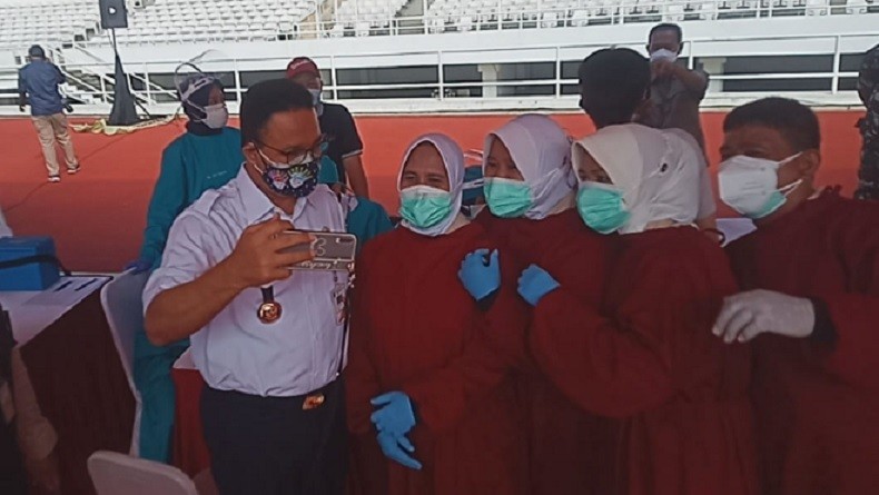 Tinjau Vaksinasi Covid-19 di Stadion GBK, Anies Diajak Foto Bareng Nakes