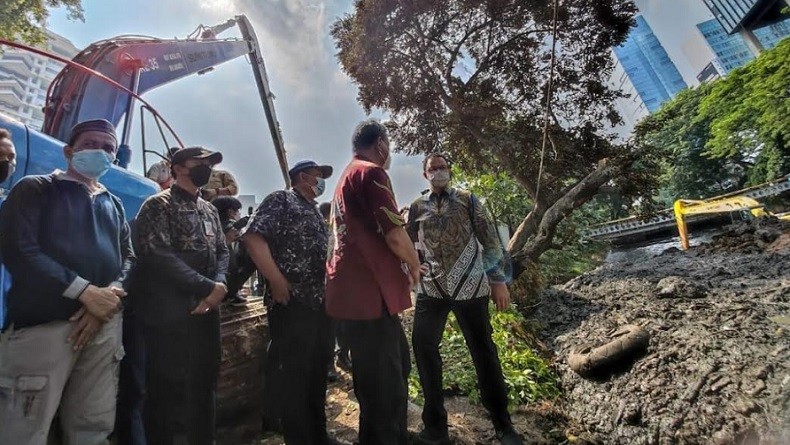Pakai Batik, Anies Cek Pengerukan Lumpur di Kali Krukut Jakarta Pusat