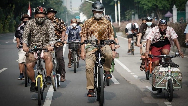 Anies: Senang Gowes Bareng Komunitas Pesepeda Merayakan Hari Batik Nasional