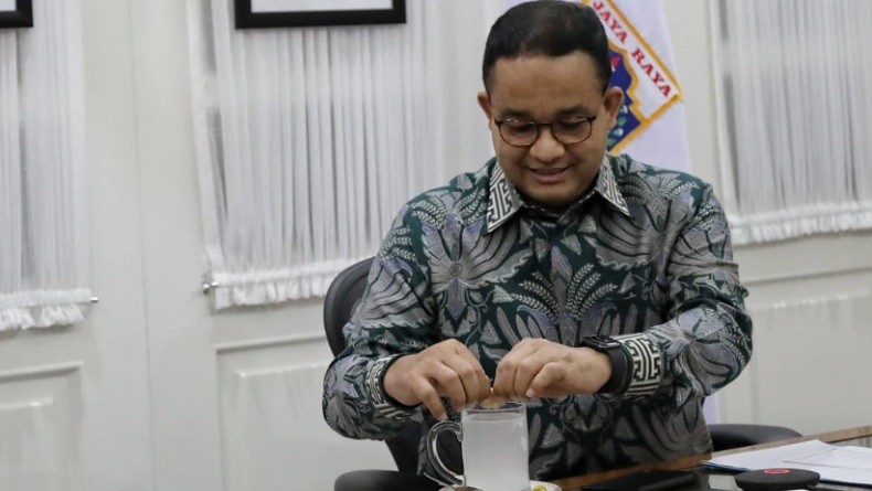 Begini Ekspresi Anies Baswedan Memeras Jeruk Nipis ke Dalam Air Kelapa Muda