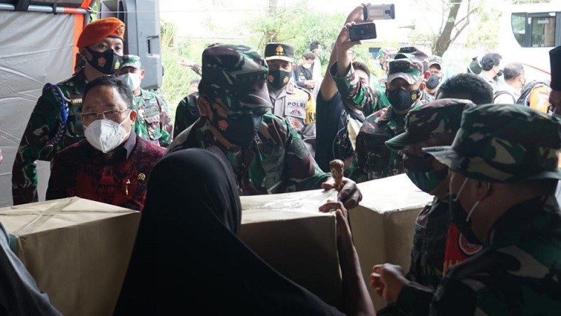 Panglima TNI Serahkan Bantuan Presiden dan 34 Perahu Karet kepada Korban Banjir di Kalsel
