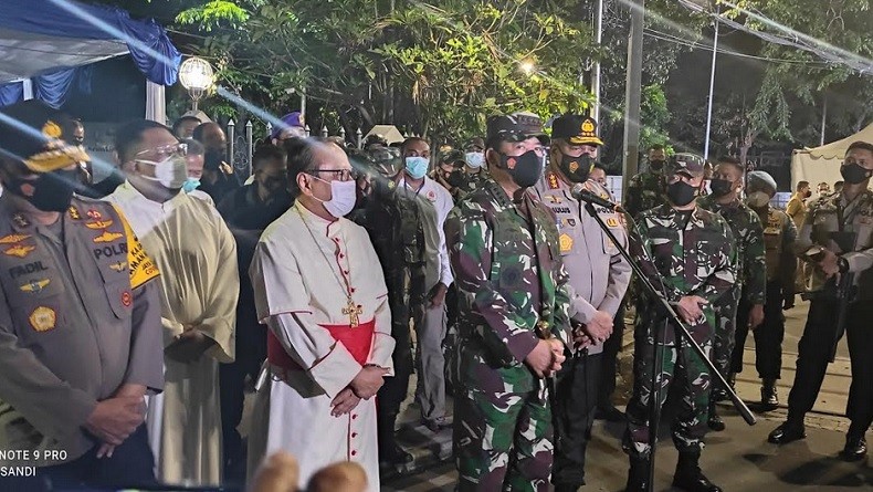 Kunjungi Gereja Katedral, Panglima TNI Pastikan Jemaat Aman Beribadah
