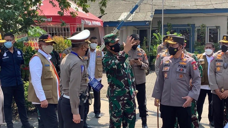 Panglima TNI Bersama Kapolri Tinjau Posko PPKM Darurat di Kalideres