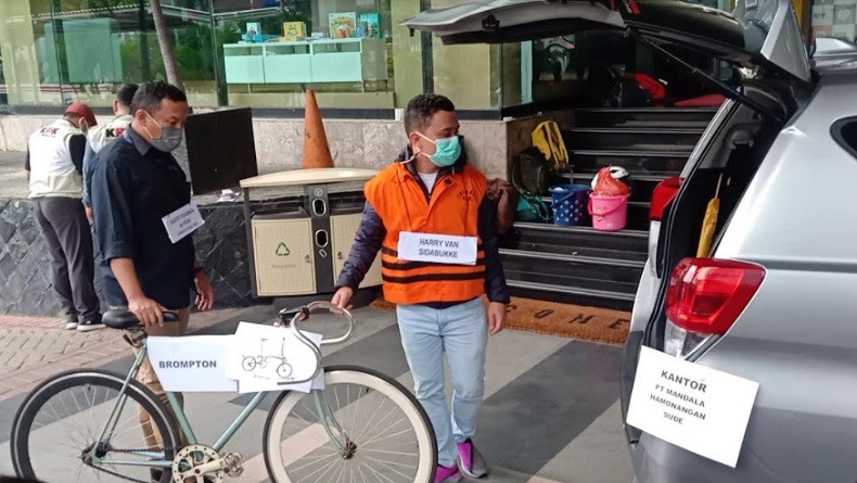 Rekonstruksi Kasus Bansos, Operator Politikus PDIP Terima Rp1,5 M dan Sepeda Brompton