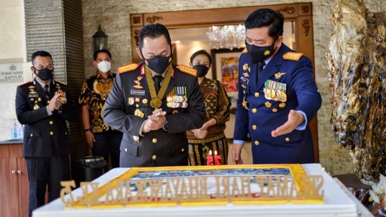 Berikan Kejutan di Hari Bhayangkara ke-75, Panglima TNI Datangi Rumah Dinas Kapolri