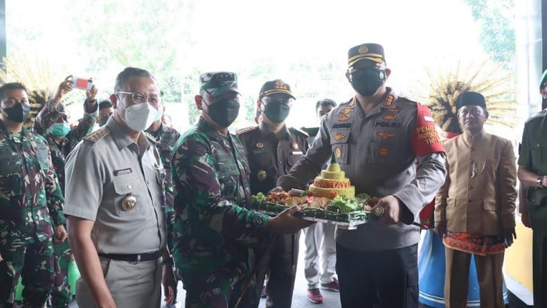 Bernuansa Khas Betawi, Kapolres Jakpus Beserta Jajaran Datangi Kodim 0501/JPBS
