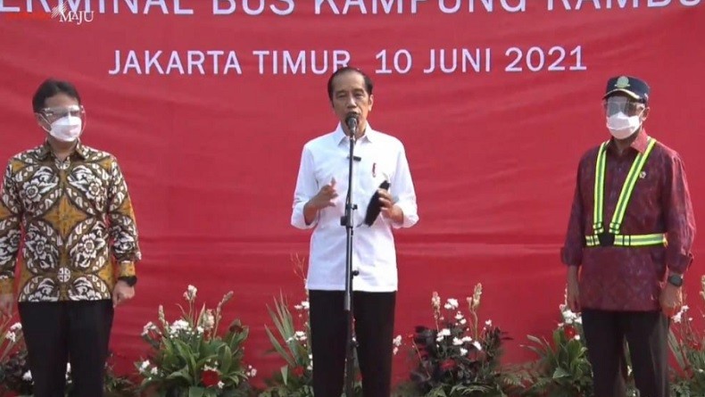 Jokowi Tinjau Vaksinasi Covid-19 di Terminal Kampung Rambutan, Target 1.000 Orang