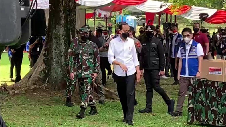 Jokowi Tinjau Vaksinasi Massal Covid-19 Pelajar SMP dan SMA di Kebun Raya Bogor