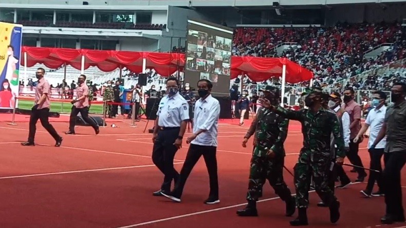 Tinjau Vaksinasi Covid-19 di Stadion GBK, Jokowi Minta Masyarakat Disiplin Prokes