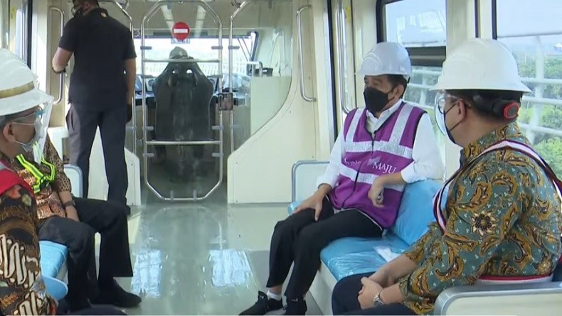 Jokowi Bangga Kereta dan Konstruksi LRT Jabodebek Buatan Indonesia
