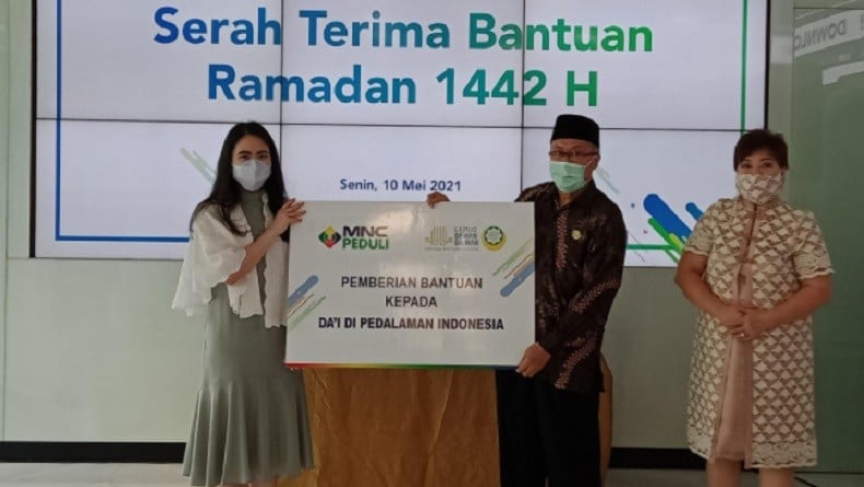 MNC Peduli Berikan Bantuan untuk Dai di Pedalaman Indonesia dan Porter Stasiun Kereta