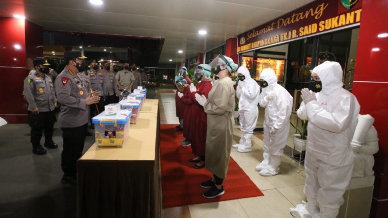 Berikan Bantuan Kepada Nakes, Kapolri: Jaga Kesehatan, Tetap Semangat