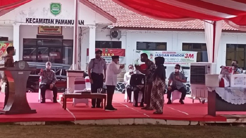 Wapres Ma'ruf Amin Serahkan Bantuan kepada Korban Banjir di Subang dan Karawang