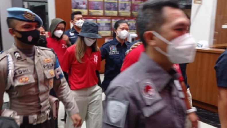 Nia Ramadhani Bertopi dan Menunduk saat Dibawa Polisi untuk Pengembangan Kasus