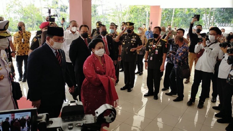 Didampingi Prabowo, Megawati Masuki Aula Unhan untuk Pengukuhan Profesor Kehormatan