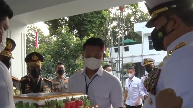 Kejutan, Wakapolri dan Kabareskrim Kunjungi Rumah KSAL Bawa Kue Berukuran Besar