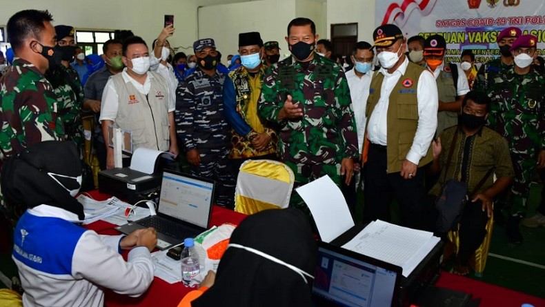 KSAL Wakili Panglima TNI Tinjau Vaksinasi di Kabupaten Kotabaru Kalimantan