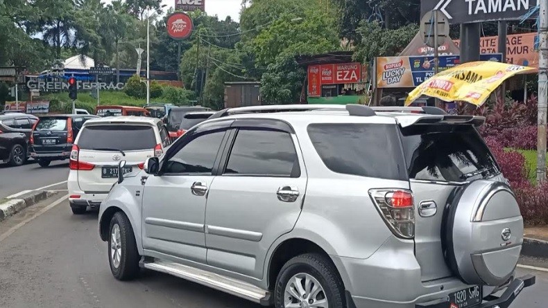 Banyak Warga Berwisata, Jalur Lalu Lintas ke TMII Padat hingga Tersendat