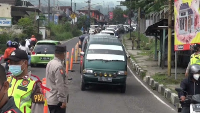 Ribuan Wisatawan Serbu Subang, Jalur Wisata Macet 10 Kilometer