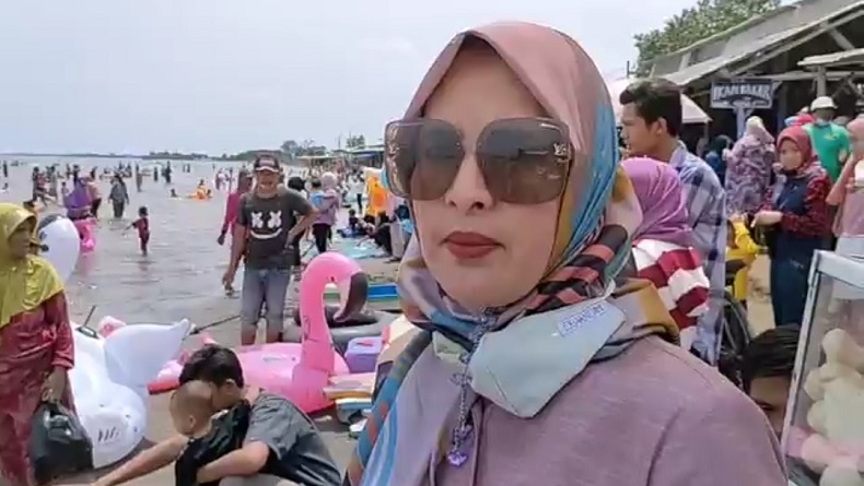 Libur Tahun Baru, Pantai Glayem Indramayu Dibanjiri Ribuan Pengunjung