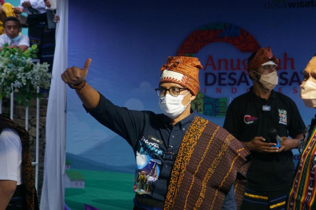 Kunjungi Desa Kreatif Detusoko, Menparekraf Sandiaga Uno Kagum dengan Lampu Hias Bergambar Wajahnya 