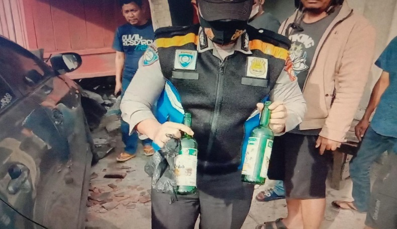 Sejoli Bertengkar hingga Berebut Stir, Vios di Tasikmalaya Tabrak Warung