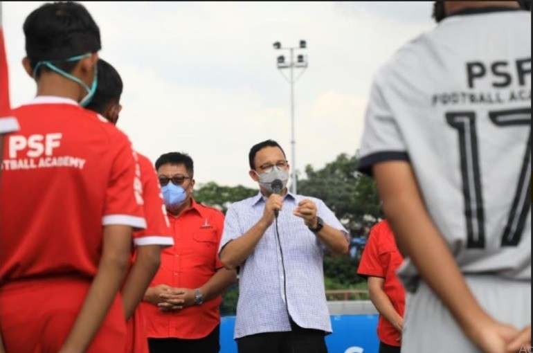 Dukung Sepak Bola Indonesia, Anies Tengok Latihan Klub Bola Liga 3 di Pancoran